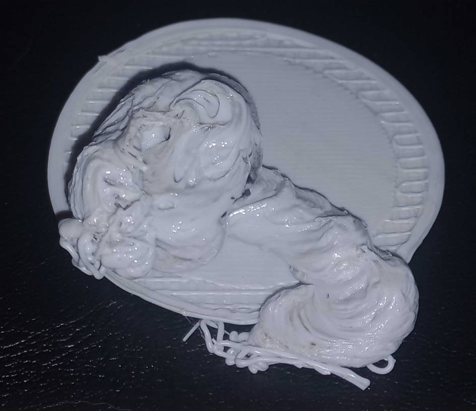 Аварійний результат 3D-друку: велика деформована маса світло-сірого пластику, що зібралася навколо сопла замість запланованої моделі.