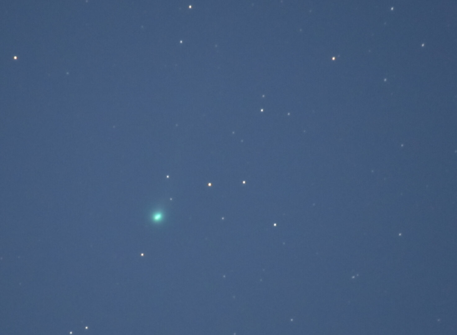 Збільшене фото комети C/2025 R3 (PanSTARRS) у блакитнуватому небі, засвіченому Місяцем; видно яскраву зеленувату кому без виразного довгого хвоста, навколо — розсип зір.