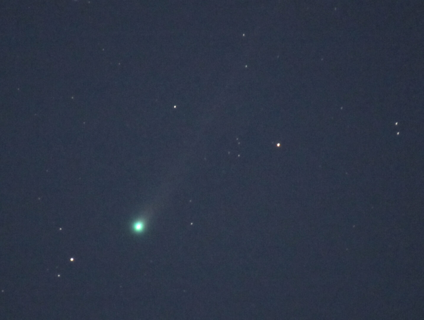 Крупний план комети C/2025 R3 (PanSTARRS): яскрава зелено-бірюзова голова добре помітна в нижній лівій частині кадру, навколо слабке розсіяне сяйво і короткий хвіст.