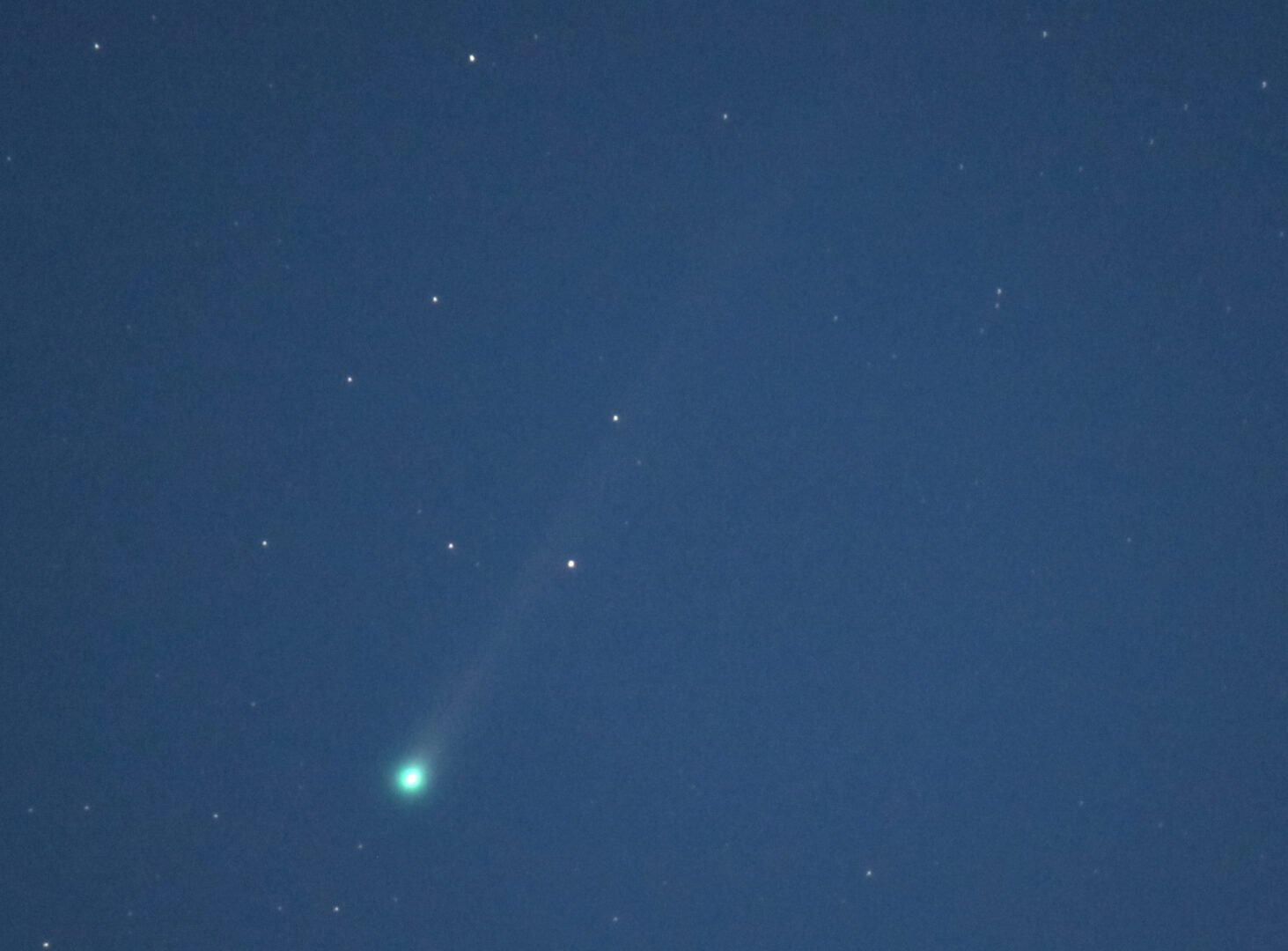 Крупний план комети C/2025 R3 (PanSTARRS): яскрава зелено-бірюзова голова добре виділяється на тлі блакитнуватого неба, над нею видно слабкий розсіяний хвіст.