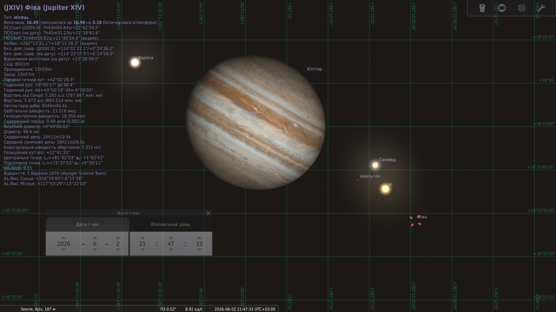 Скріншот Stellarium із системою Юпітера 2 червня 2026 року о 21:47 за Києвом. У центрі ліворуч видно диск Юпітера зі смугами хмар. Ліворуч від планети розташована Європа. Праворуч від Юпітера видно Ганімед, нижче й трохи правіше — Іо; поруч із ними позначена слабка Амальтея. Ще нижче праворуч, близько до Іо, червоними позначками показана дуже слабка Теба. У цей момент починається затемнення Європи тінню Теби: очікуване падіння яскравості Європи становить лише близько 9%, тому подія радше придатна для фотозйомки або фотометрії, ніж для візуального спостереження.