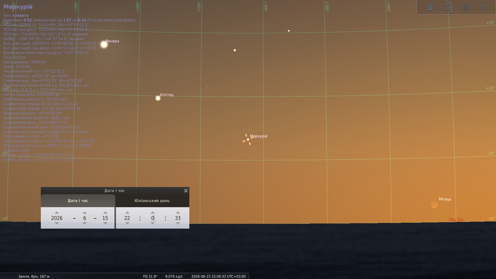 Скріншот Stellarium із західним небом над Києвом 15 червня 2026 року о 22:00, після заходу Сонця. Низько над горизонтом у яскравих вечірніх сутінках видно Меркурій, позначений червоною міткою, на висоті близько 5–6 градусів. Вище й лівіше від нього розташовані яскраві Венера та Юпітер, а правіше, майже біля самого горизонту, видно тонкий серп молодого Місяця. Зображення показує вечірню видимість Меркурія під час найбільшої східної елонгації.